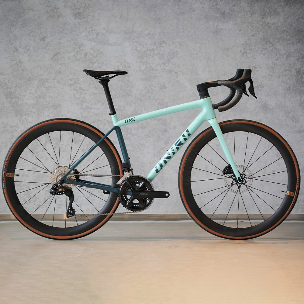 ONIRII Ultralight Carbon Climbing Frame Full Internal Cable Layout with Carbon Integrated Handlebar and Fork 700C for Road Bike